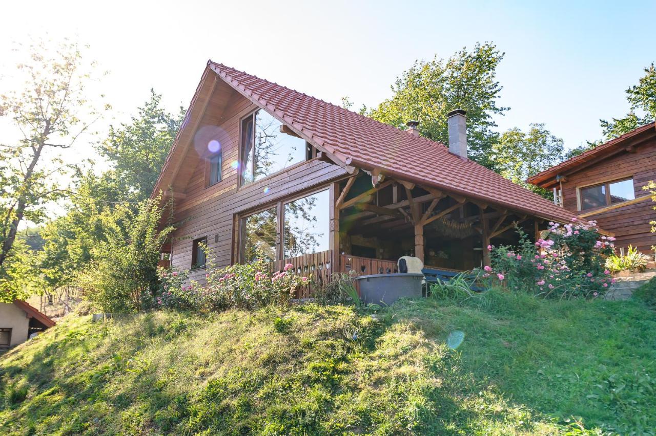 Rose Hip Hill Farm Bed & Breakfast Valea Tirnei Eksteriør bilde