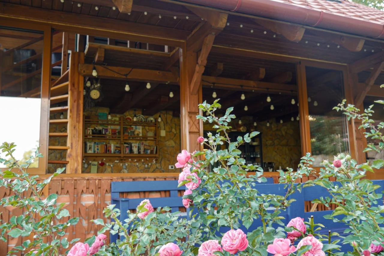 Rose Hip Hill Farm Bed & Breakfast Valea Tirnei Eksteriør bilde